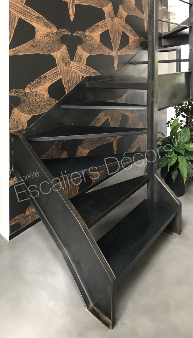DT150 - Escalier métallique de forme spécifique au design contemporain et industriel de la Collection Loft. Vue 2